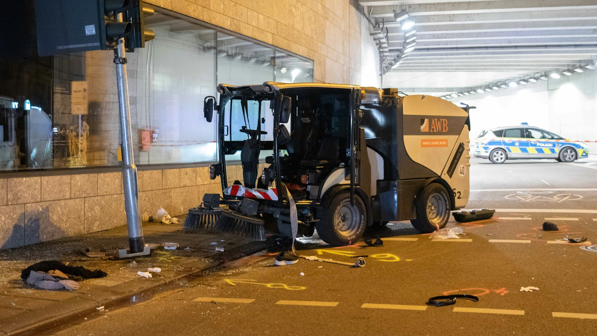 Unfall mit einer Kehrmaschine am Kölner Hauptbahnhof