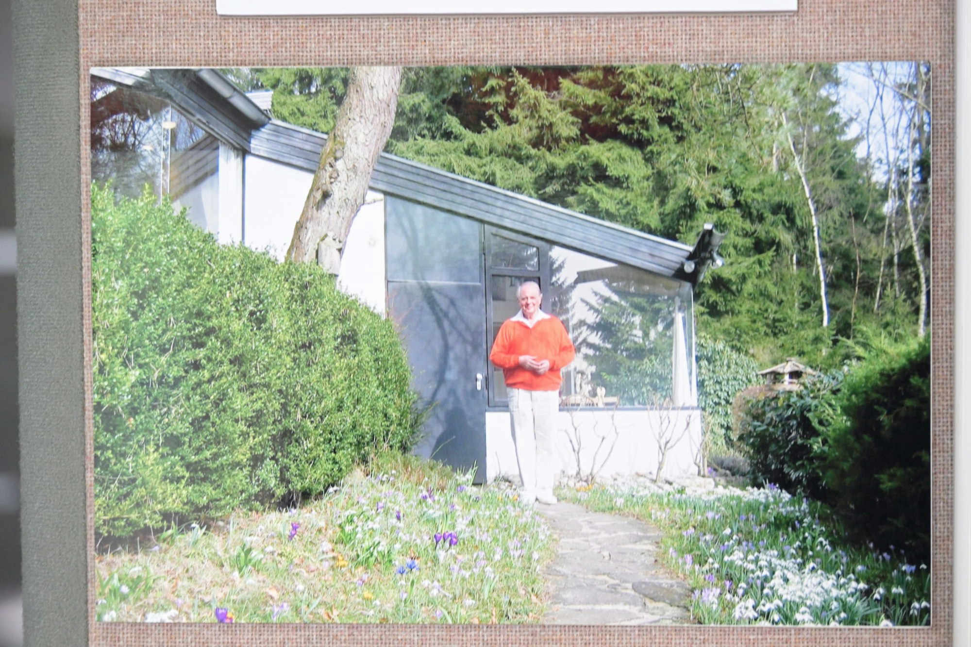 Dieses Foto zeigt Komponist Karlheinz Stockhausen an seinem Wohnhaus in Kürten