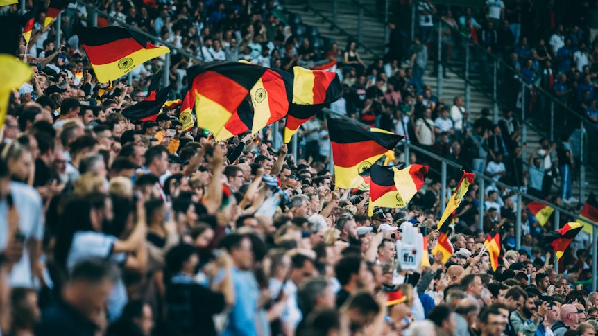 Deutschland Fans schwenken die Fahnen im Borussia-Park.