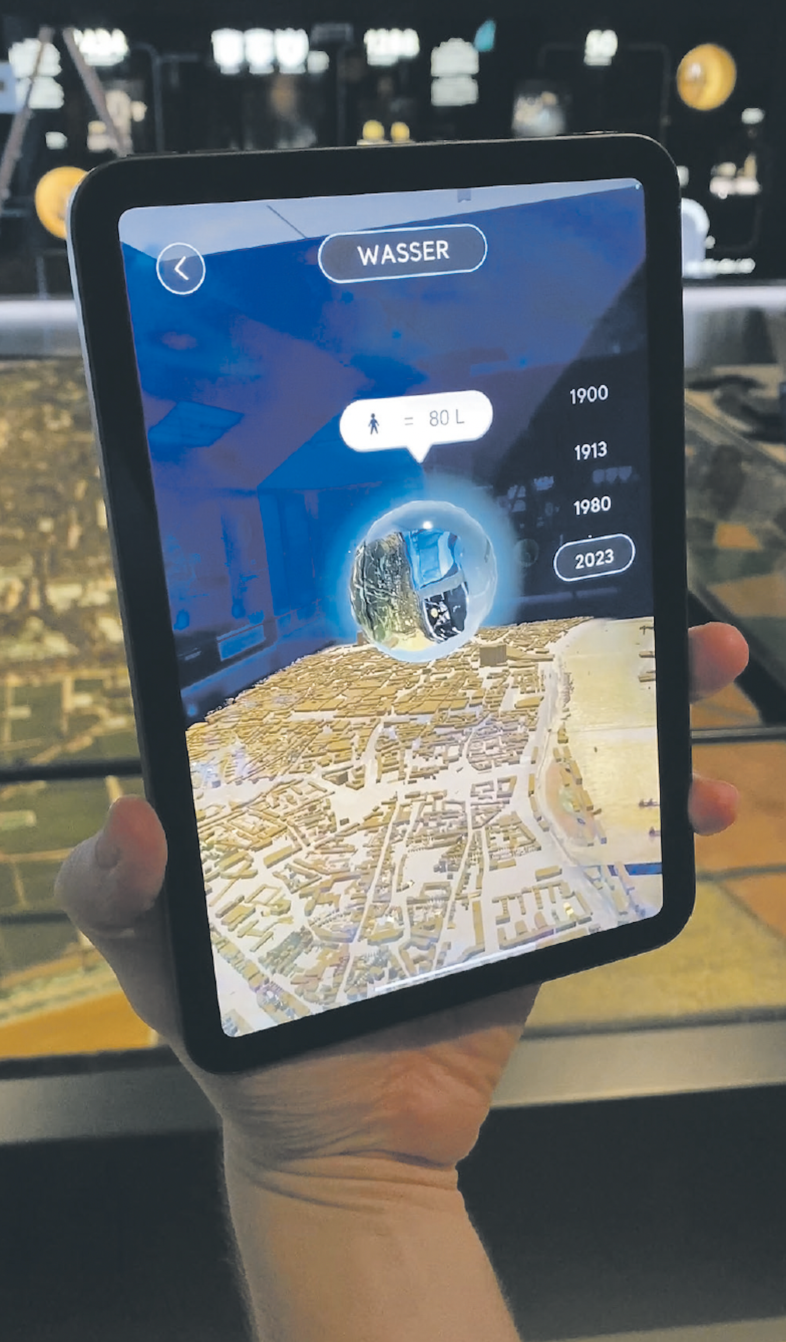 Das Stadtmodell wird per Tablet auf digitale Weise ganz neu erlebt.
