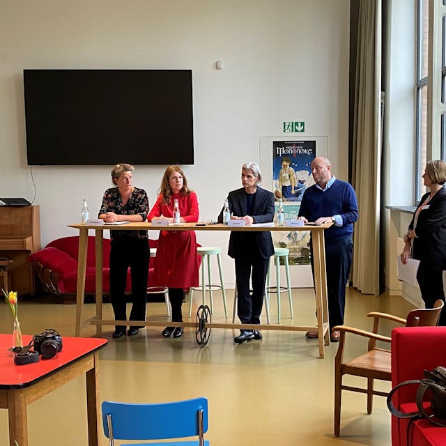 Am Tisch stehend sind das von links nach rechts: Kornelia Vossebein (Stadtgarten Köln), Manuela Beer (Museum Schnütgen), Stefan Charles (Kulturdezernent), Jacob Sylvester Bilabel (Aktionsnetzwerk Nachhaltigkeit). Ganz rechts steht die Pressereferentin Sabine Wotzlaw.