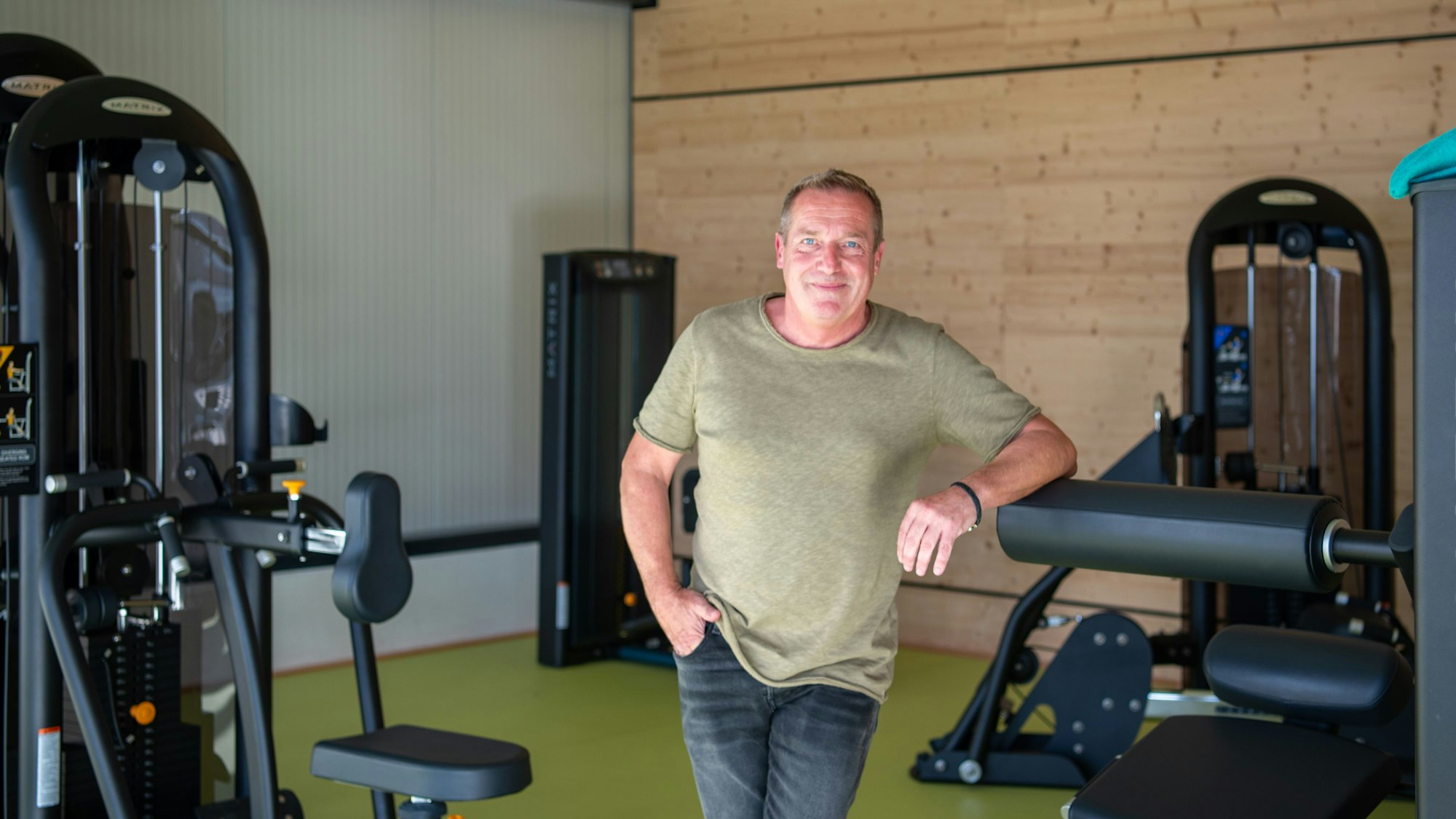 Marc Grospitz, Geschäftsführer des TuS Zülpich, lehnt an einem Fitnessgerät.