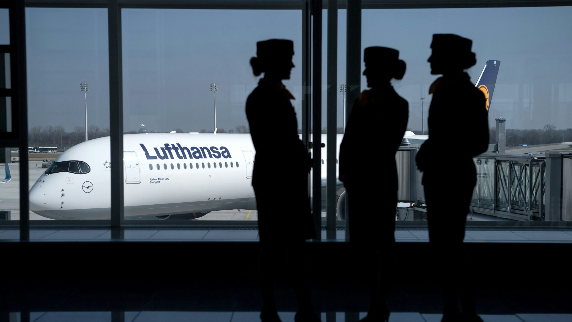 Flugbegleiterinnen der Deutschen Lufthansa AG stehen am Flughafen in München.