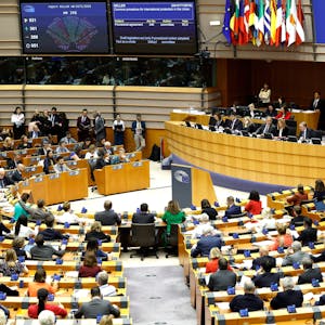 Brüssel: Die Präsidentin des Europäischen Parlaments, Roberta Metsola (M,r) führt den Vorsitz, während die Mitglieder des Europäischen Parlaments an einer Reihe von Abstimmungen teilnehmen.