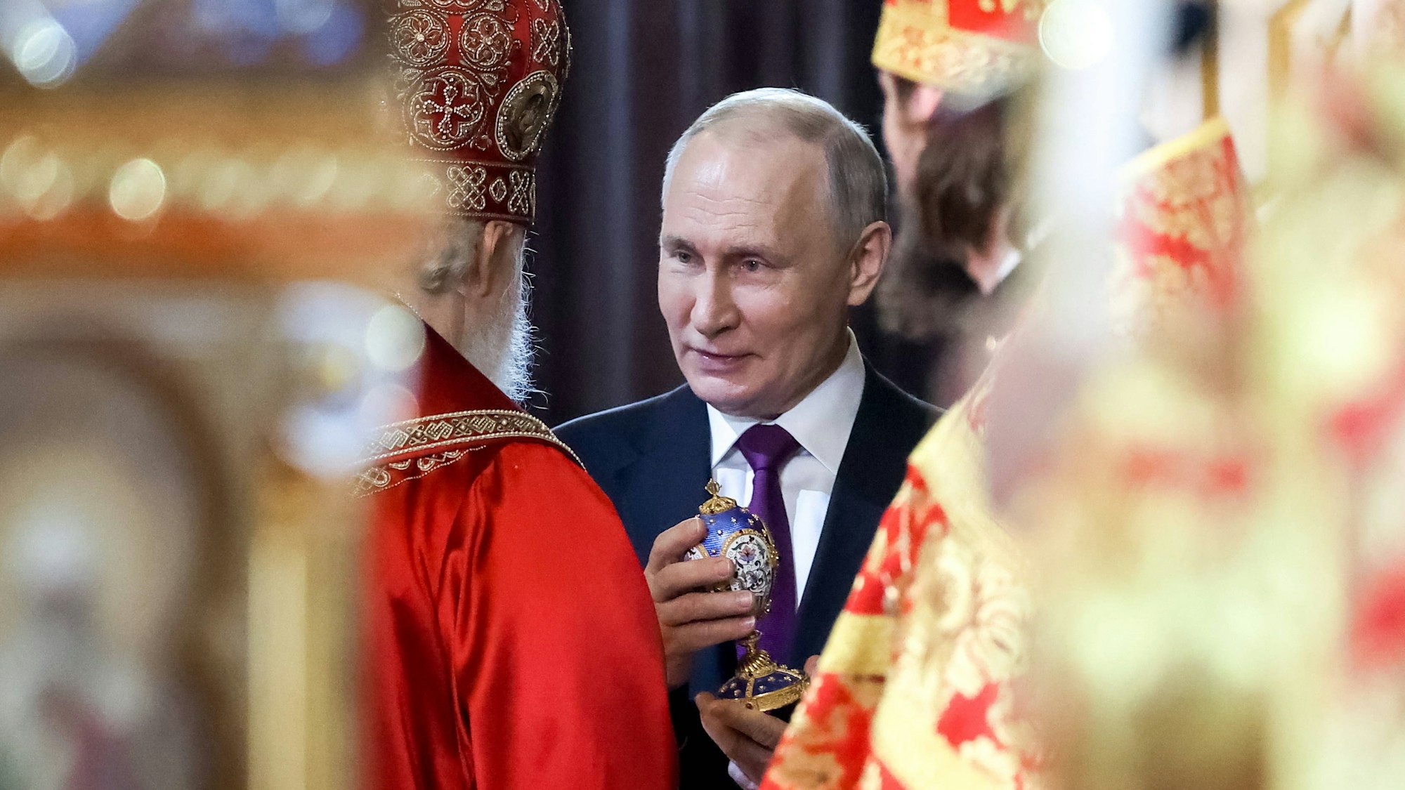 Der russische Präsident Wladimir Putin im Gespräch mit dem Oberhaupt der russisch-orthodoxen Kirche, Patriarch Kirill. Beide sehen Russland in einem „heiligen Krieg“. (Archivbild)