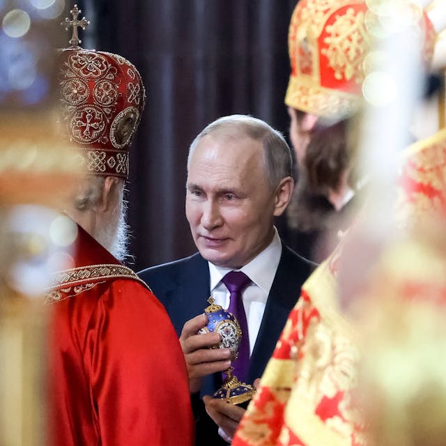 Der russische Präsident Wladimir Putin im Gespräch mit dem Oberhaupt der russisch-orthodoxen Kirche, Patriarch Kirill. Beide sehen Russland in einem „heiligen Krieg“. (Archivbild)