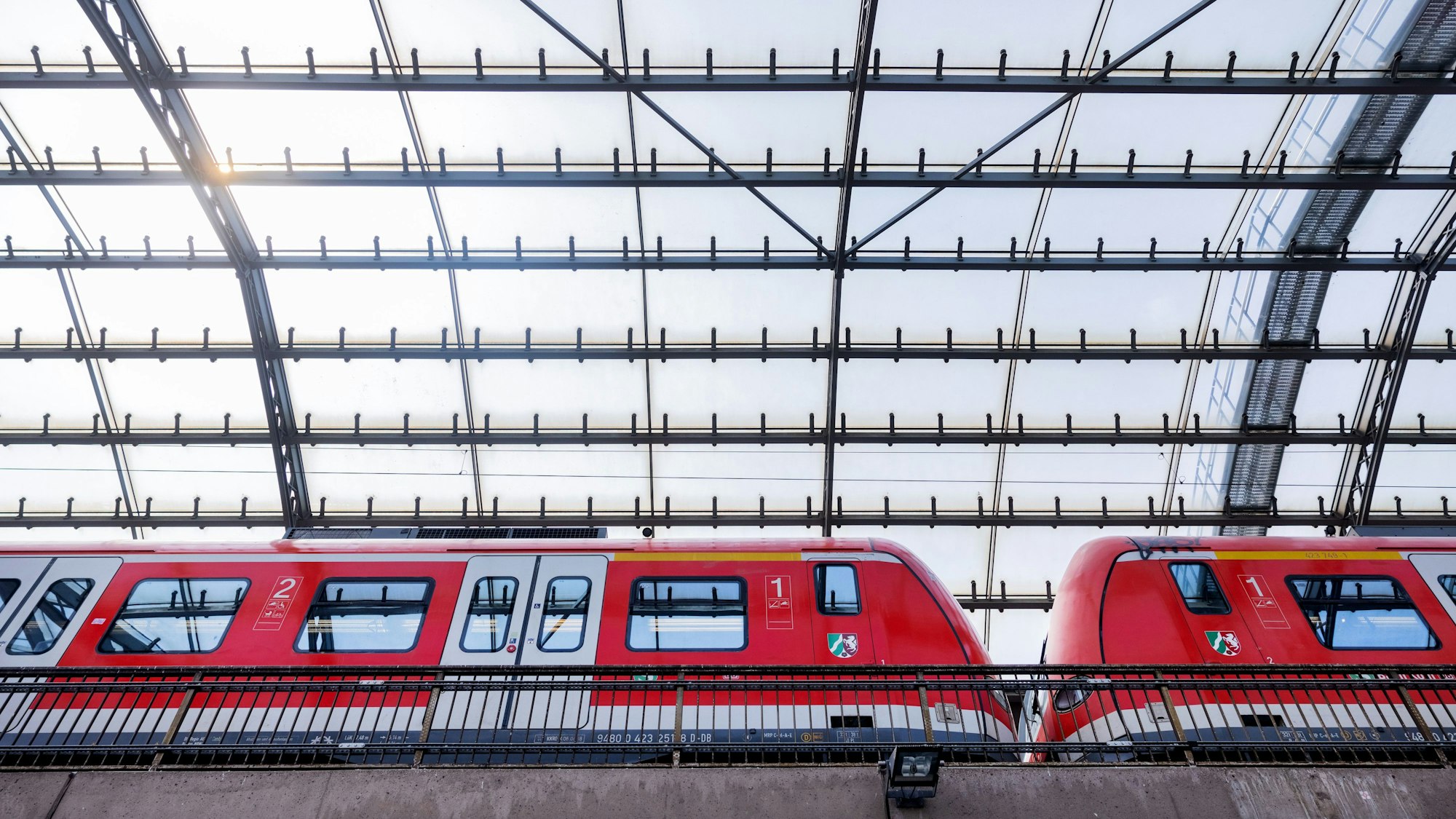 Köln: Eine Regionalbahn der Deutschen Bahn (DB) verlässt den Hauptbahnhof.