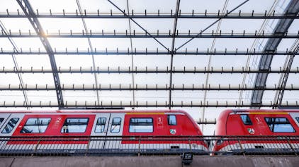 Köln: Eine Regionalbahn der Deutschen Bahn (DB) verlässt den Hauptbahnhof.&nbsp;