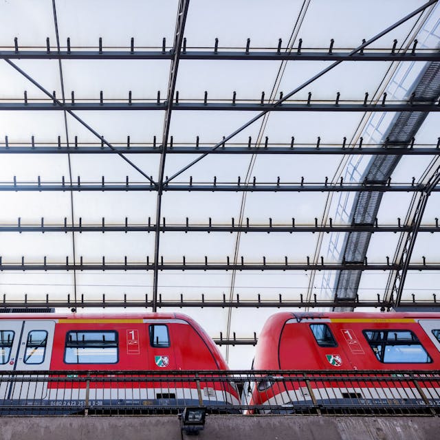 Köln: Eine Regionalbahn der Deutschen Bahn (DB) verlässt den Hauptbahnhof.