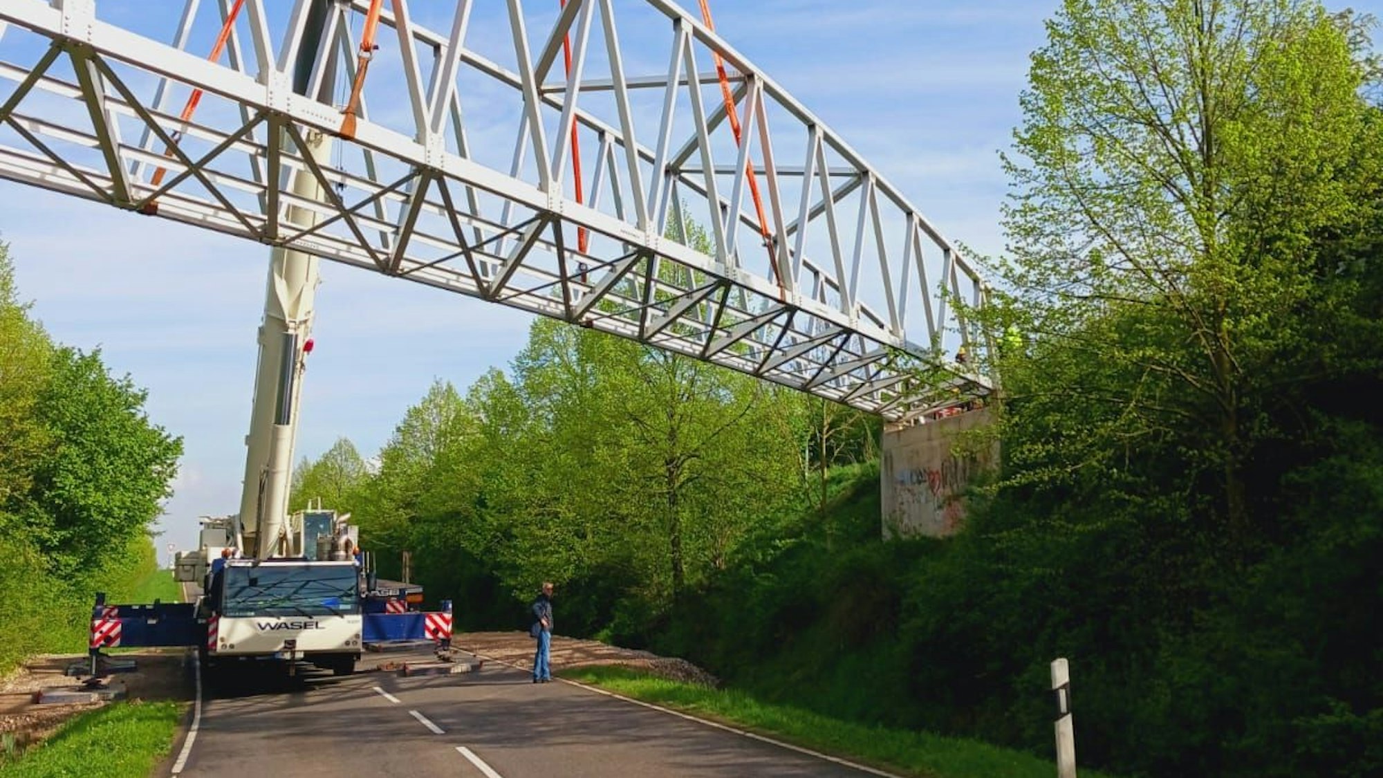 Ein Kran setzt die Brücke in Sindorf auf.