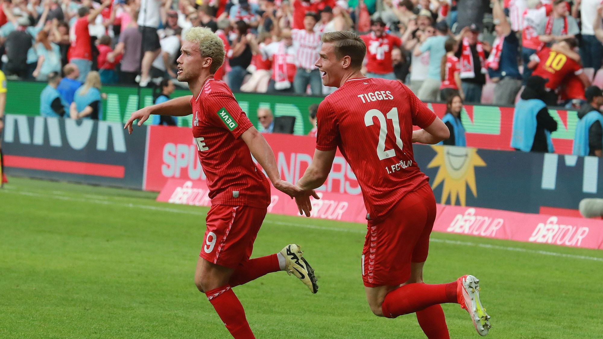 Torschütze Luca Waldschmidt (l.) lässt sich Teamkollege Steffen Tigges nach dem 2:1 des 1. FC Köln gegen den VfL Bochum feiern.