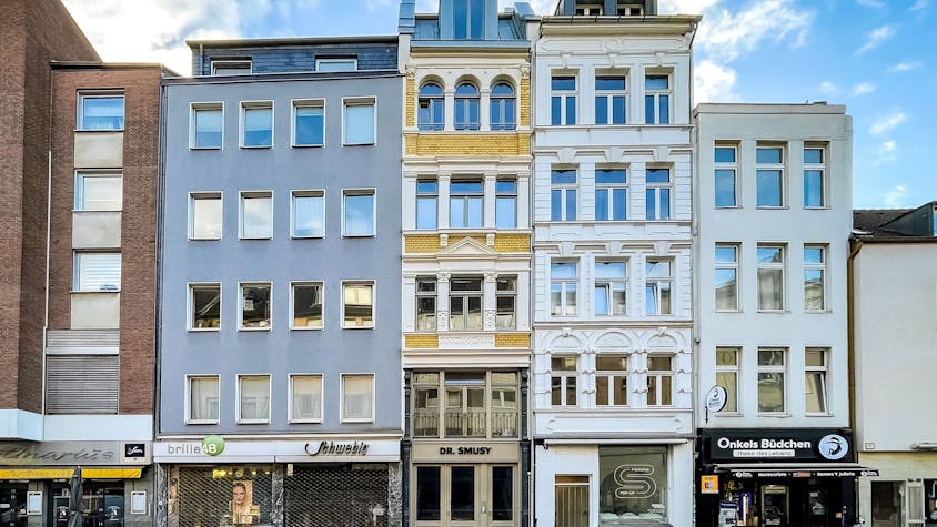 Die Fassade des schmalen Hauses in der Apostelnstraße hat sich verändert.