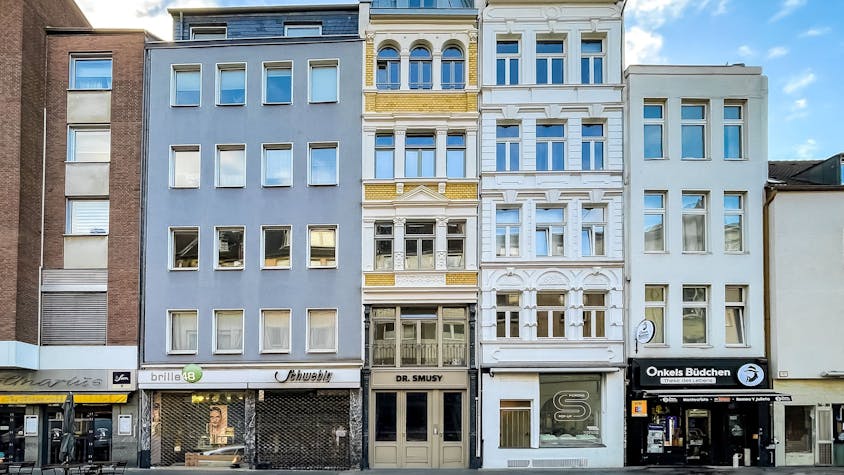 Die Fassade des schmalen Hauses in der Apostelnstraße hat sich verändert.