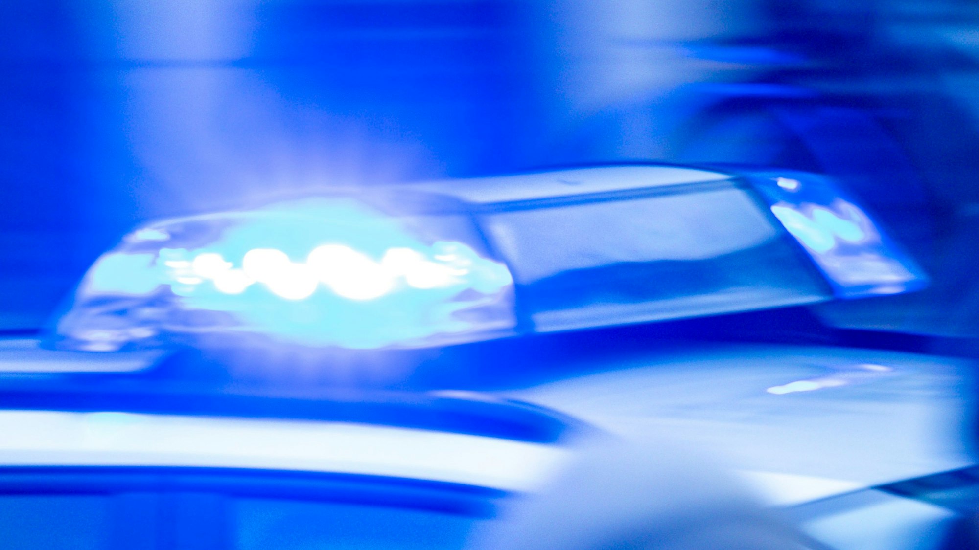 Ein Streifenwagen der Polizei ist mit Blaulicht im Einsatz (Symbolfoto).