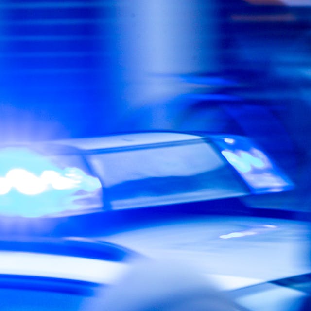 Ein Streifenwagen der Polizei ist mit Blaulicht im Einsatz (Symbolfoto).