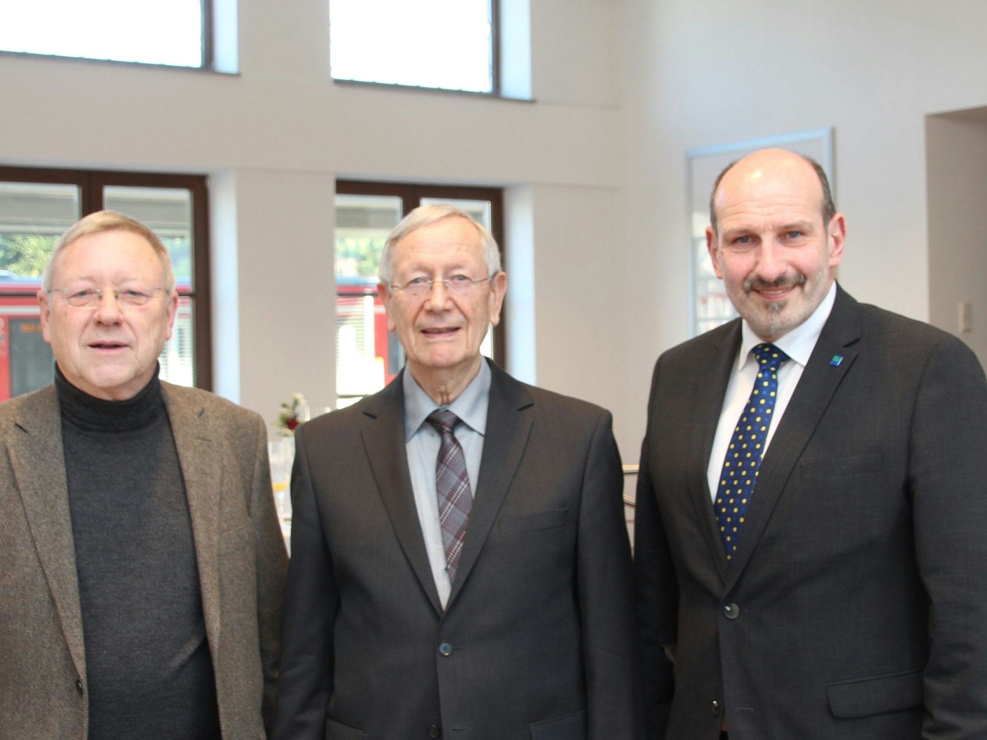 Bürgermeister Christoph Nicodemus (r.) mit seinem Vor-Vorgänger Andreas Heider (l.) und dessen Vorgänger Heinz-Willi Schwamborn.