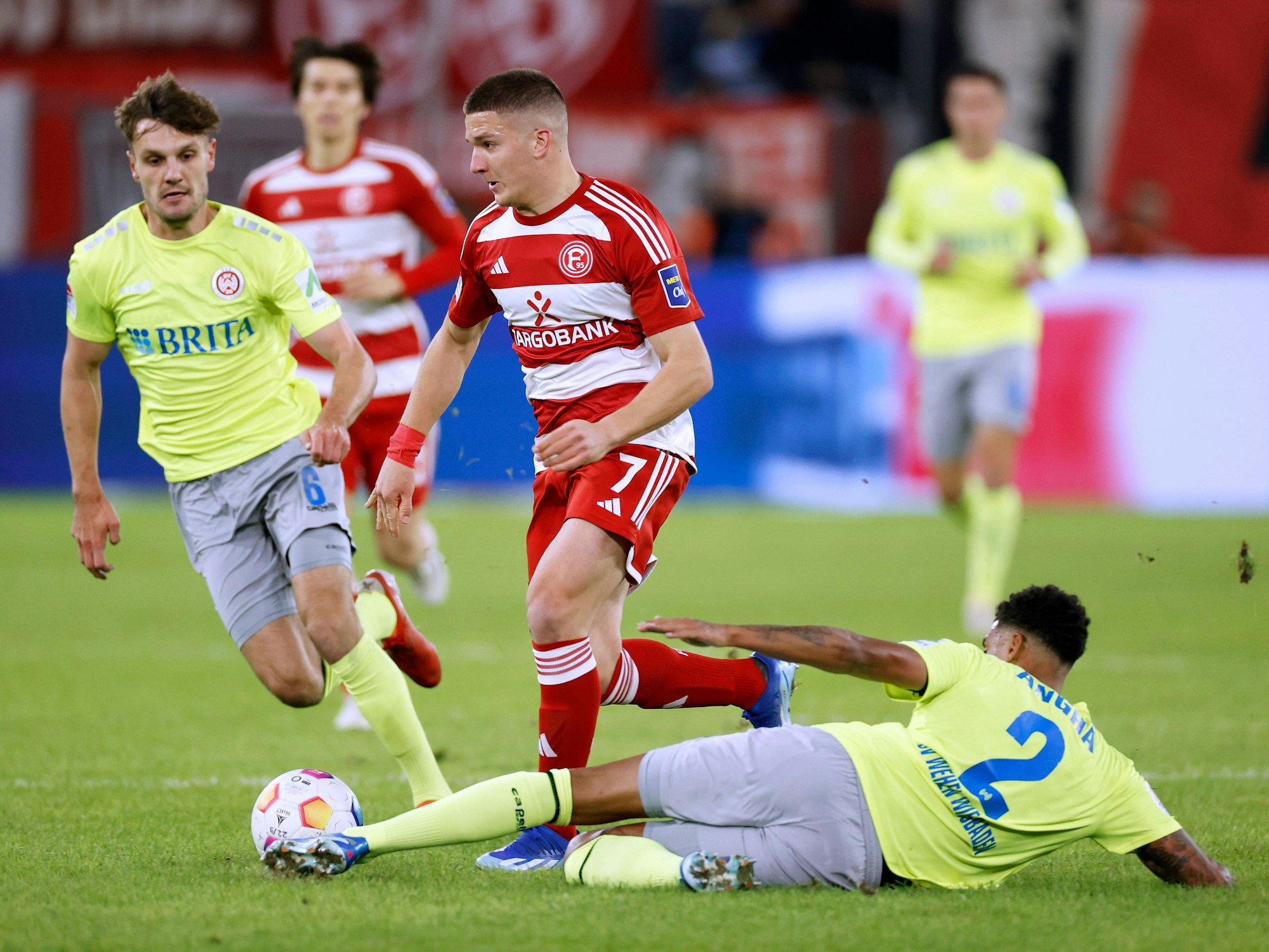 Fortuna Düsseldorfs Christos Tzolis setzt sich gegen seinen Wiesbadener gegenspieler Martin Angha durch.