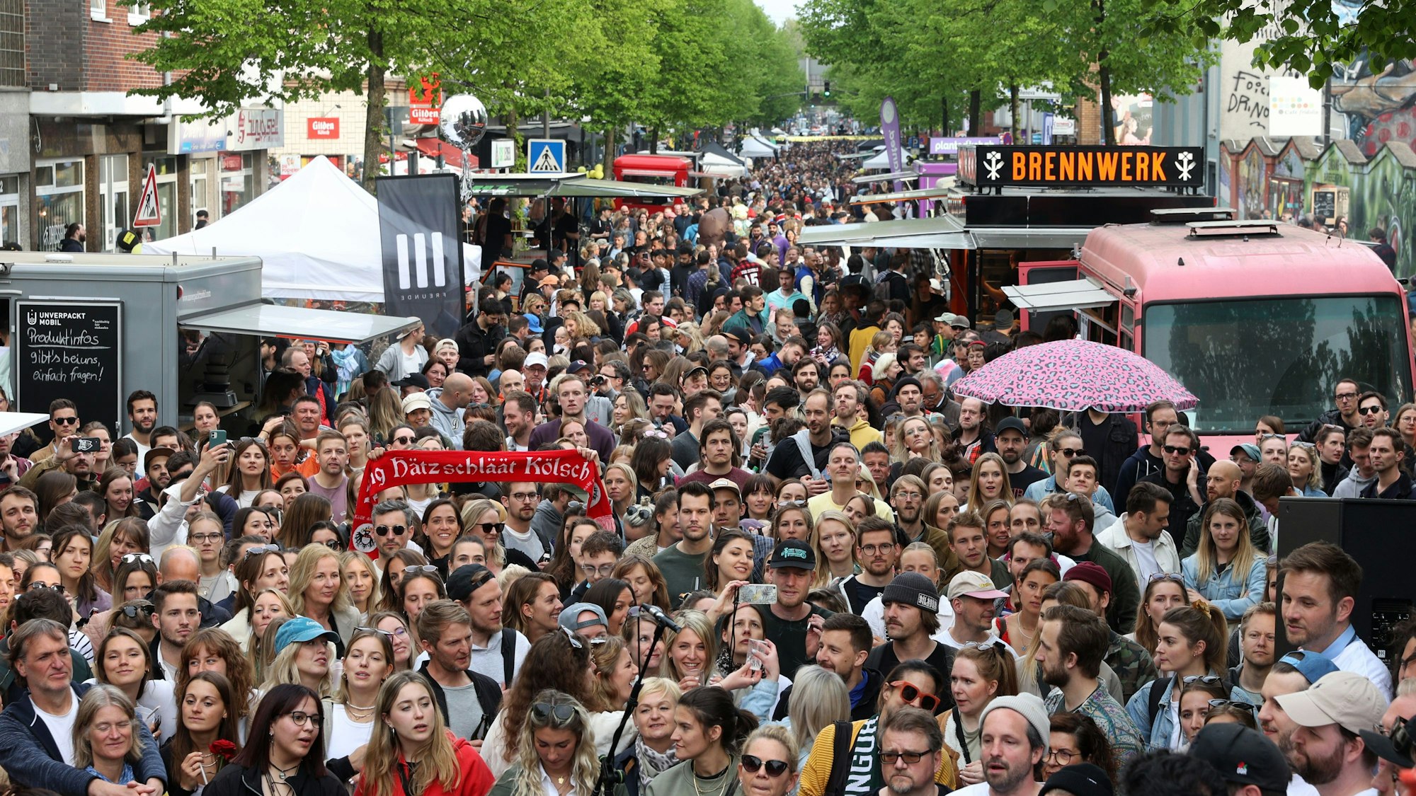 c/o Pop Rundgang über die kostenlosen Konzerte und dem Markt auf der Venloer Straße.