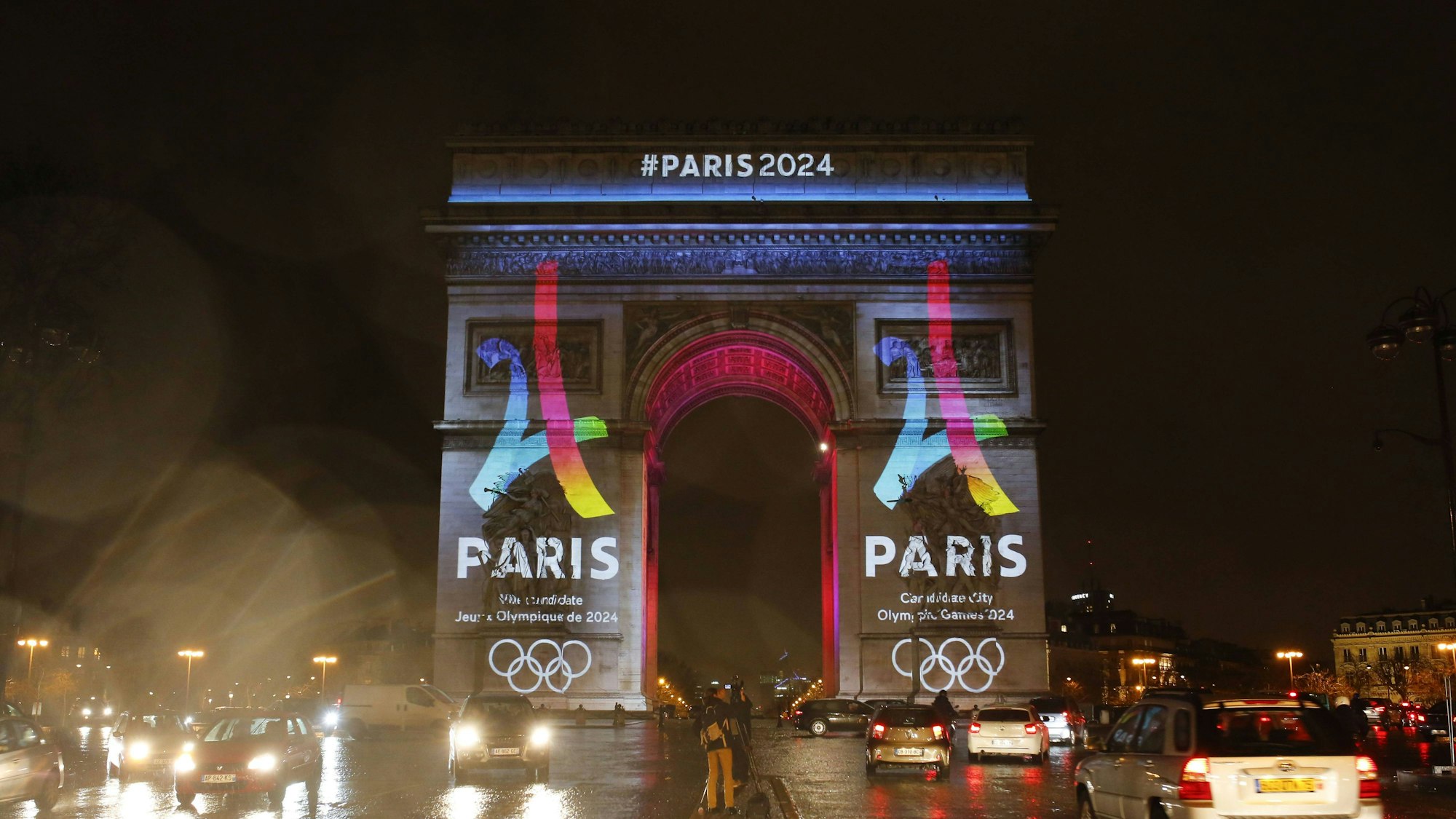 Projektion des Logos Paris JO 2024 auf den Arc de Triomphe