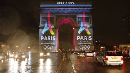Projektion des Logos Paris JO 2024 auf den Arc de Triomphe&nbsp;