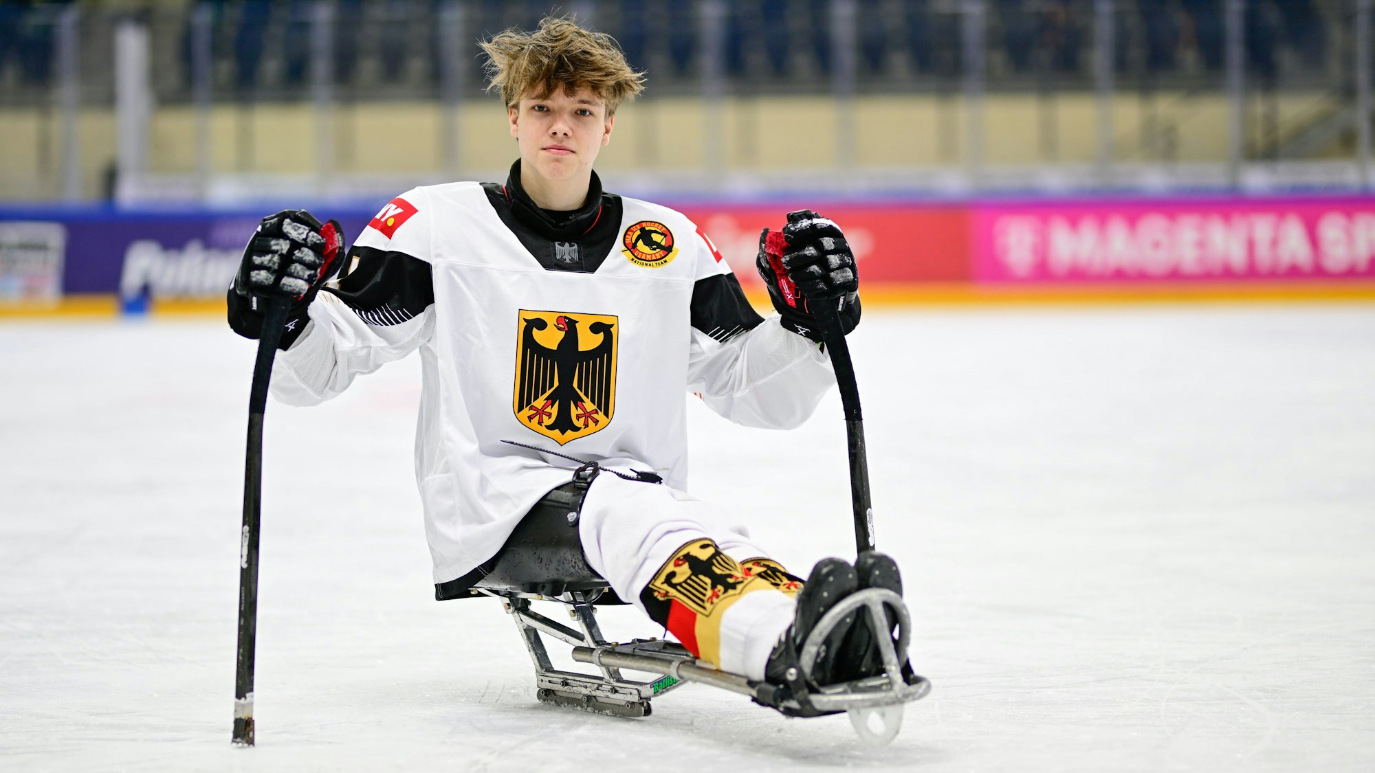 Para-Eishockey-Spieler Jano Bußmann im deutschen Nationaltrikot auf dem Eis.