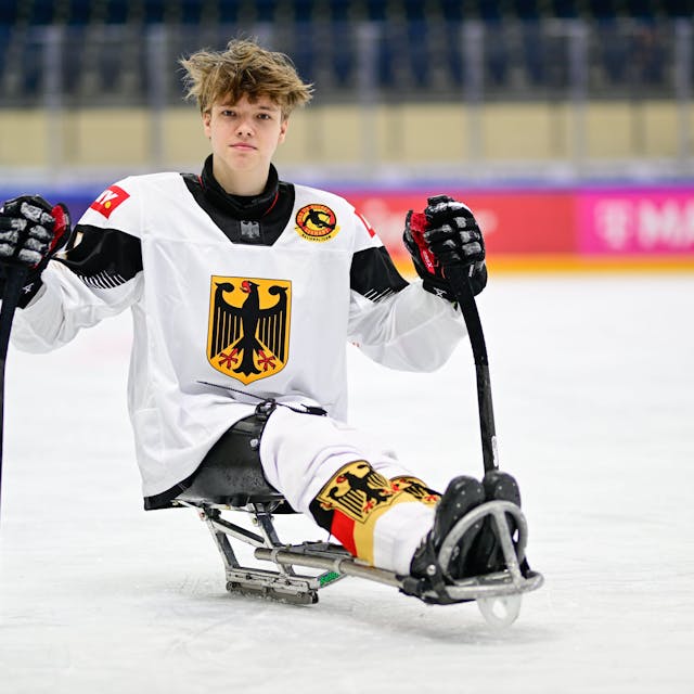 Para-Eishockey-Spieler Jano Bußmann im deutschen Nationaltrikot auf dem Eis.