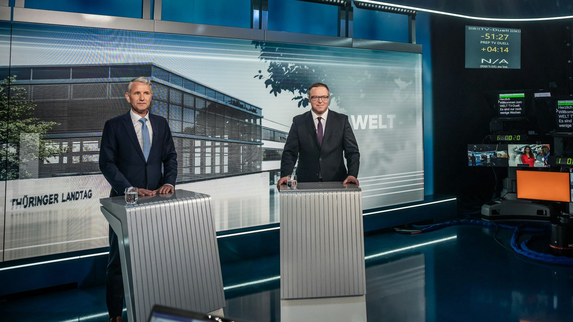 Björn Höcke (l.) und Mario Voigt (r.) stehen beim TV-Duell bei Welt TV.