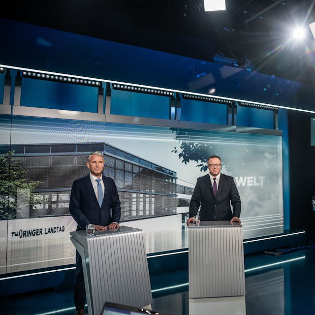 Björn Höcke (l.) und Mario Voigt (r.) stehen beim TV-Duell bei Welt TV.