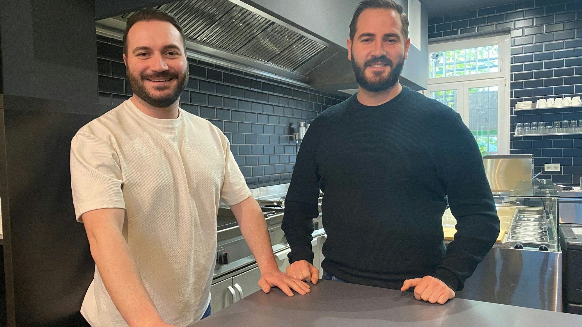 Zu sehen sind Oguzhan und Osman Akgül (l.), die Betreiber des Burger-Restaurants in Brühl.