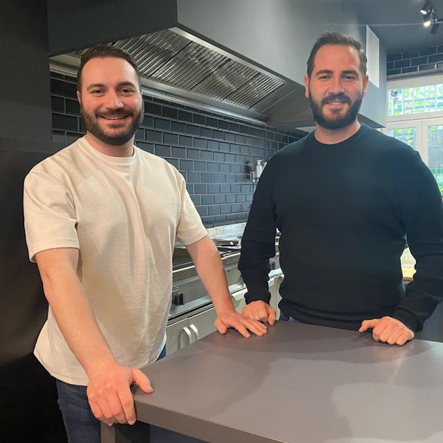Zu sehen sind Oguzhan und Osman Akgül (l.), die Betreiber des Burger-Restaurants in Brühl.
