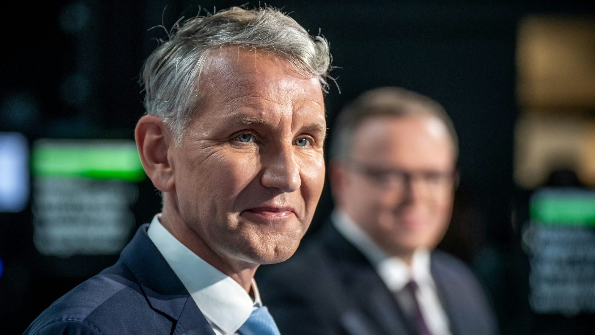 Björn Höcke (AfD, l.) und Mario Voigt (CDU, r.), Spitzenkandidaten für die Landtagswahl in Thüringen, stehen beim TV-Duell bei Welt TV im Studio.