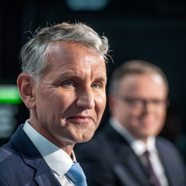 Björn Höcke (AfD, l.) und Mario Voigt (CDU, r.), Spitzenkandidaten für die Landtagswahl in Thüringen, stehen beim TV-Duell bei Welt TV im Studio.