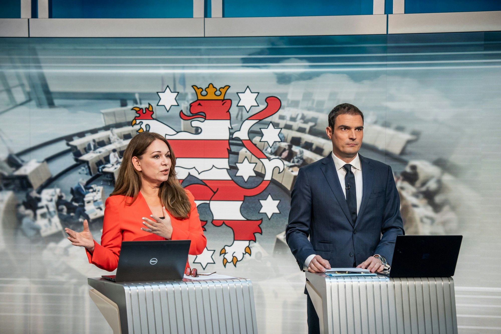 Tatjana Ohm, Welt-TV-Chefmoderatorin und Jan Philipp Burgard, Welt-TV Chefredakteur stehen beim TV-Duell bei Welt TV von Höcke (AfD) und Voigt (CDU), Spitzenkandidaten für die Landtagswahl in Thüringen.