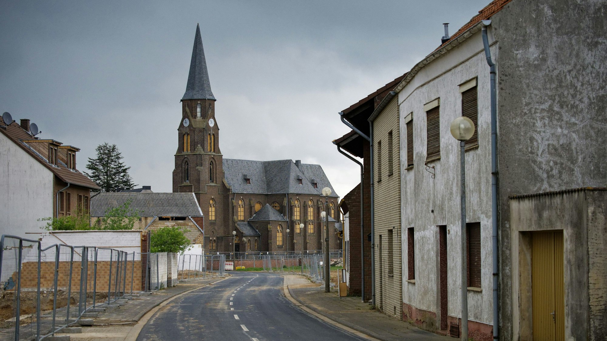 Die Kirche St. Albanus und St. Leonhardus steht im Zentrum von Manheim-Alt.