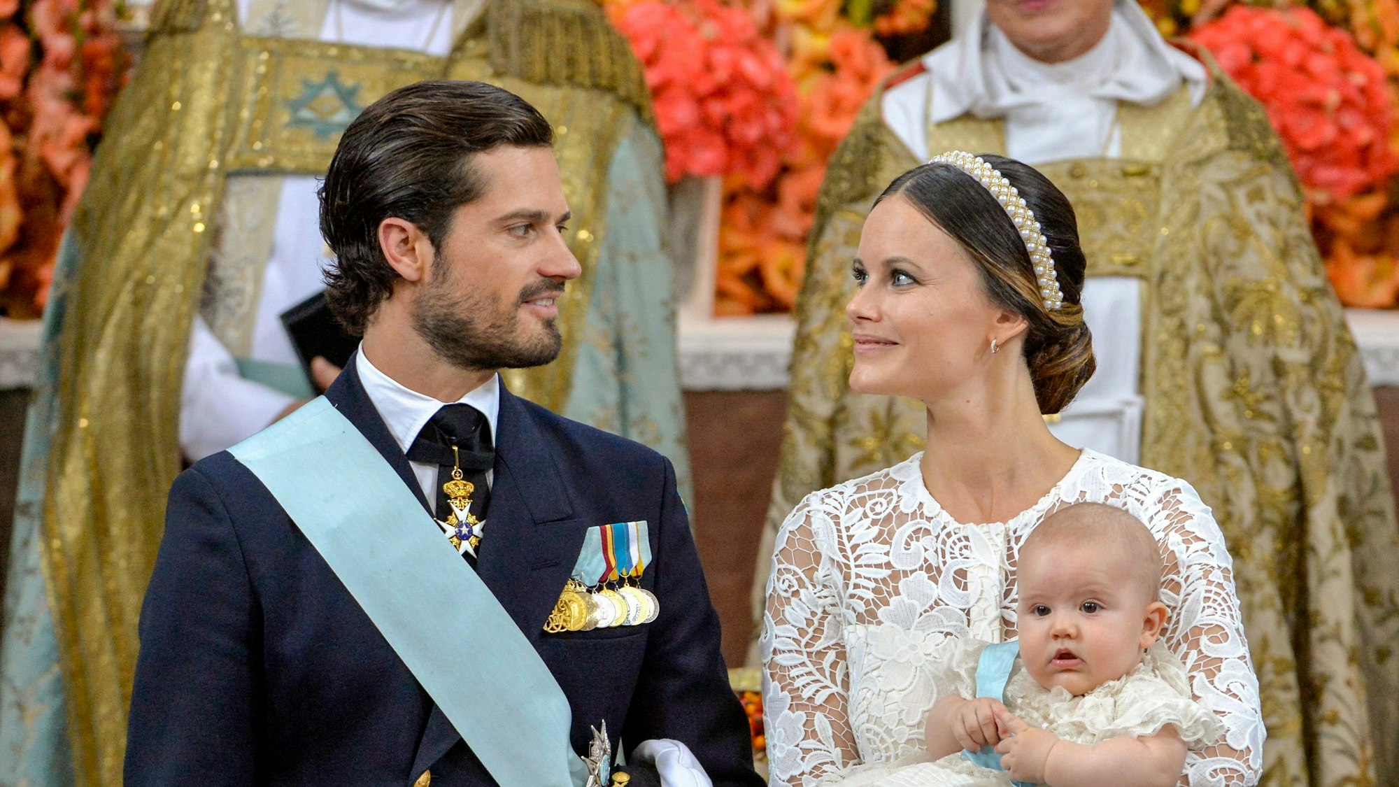 Prinz Carl Philip und Prinzessin Sofia mit Prinz Alexander in der Kapelle des Schlosses Drottningholm in Stockholm im September 2016.