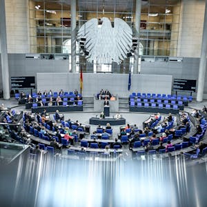 Berlin: Abgeordnete nehmen an der 164. Sitzung des Bundestages teil.