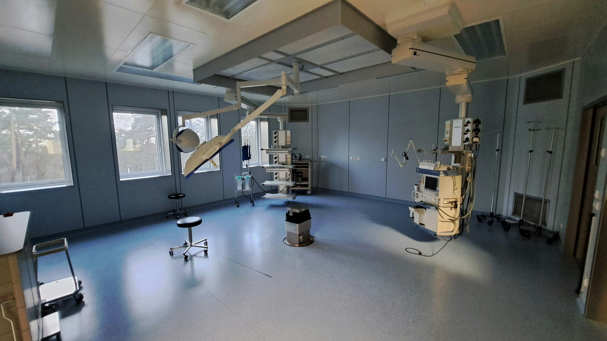 Blick in einen lehren Operationssaal der Solinger St. Lukas Klinik.