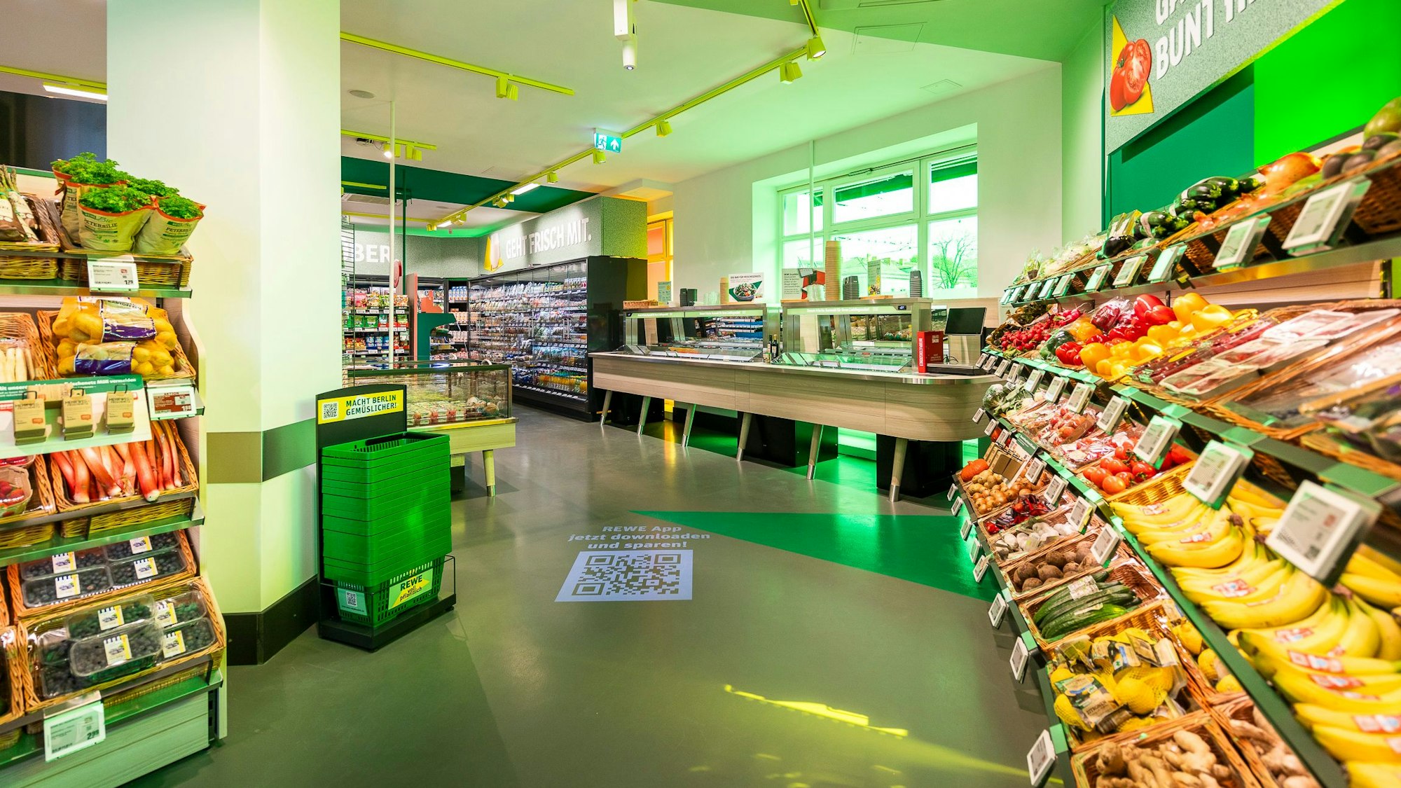 Zu sehen ist ein Supermarkt mit grünem Farbkonzept.