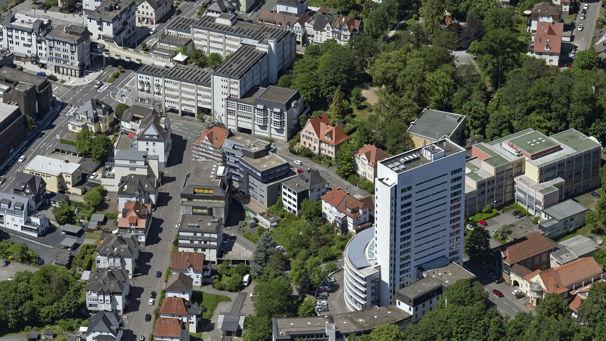 Blick von oben auf die Gummersbacher Innenstadt mit Kreishaus.
