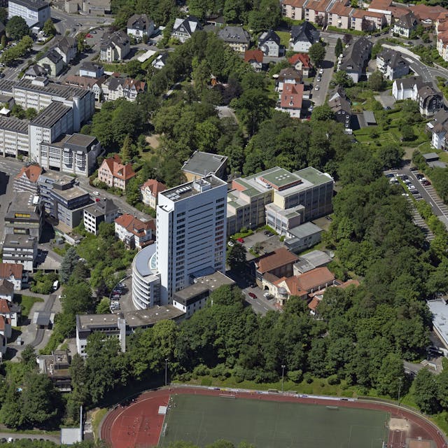 Blick von oben auf die Gummersbacher Innenstadt mit Kreishaus.