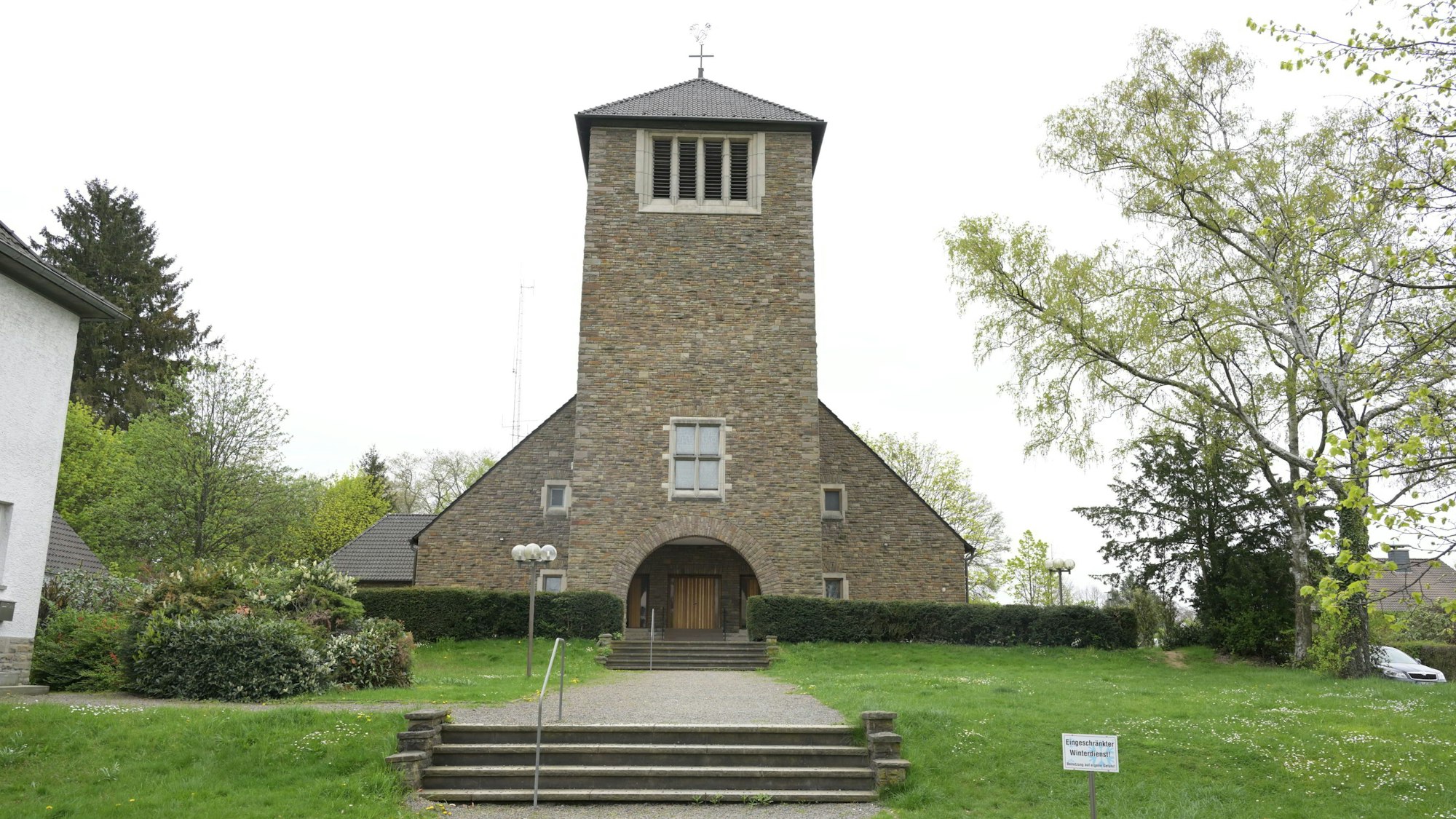 Die Kirche St. Josef Moitzfeld, steinerne Front mit trutzigem Turm, darunter der Eingang