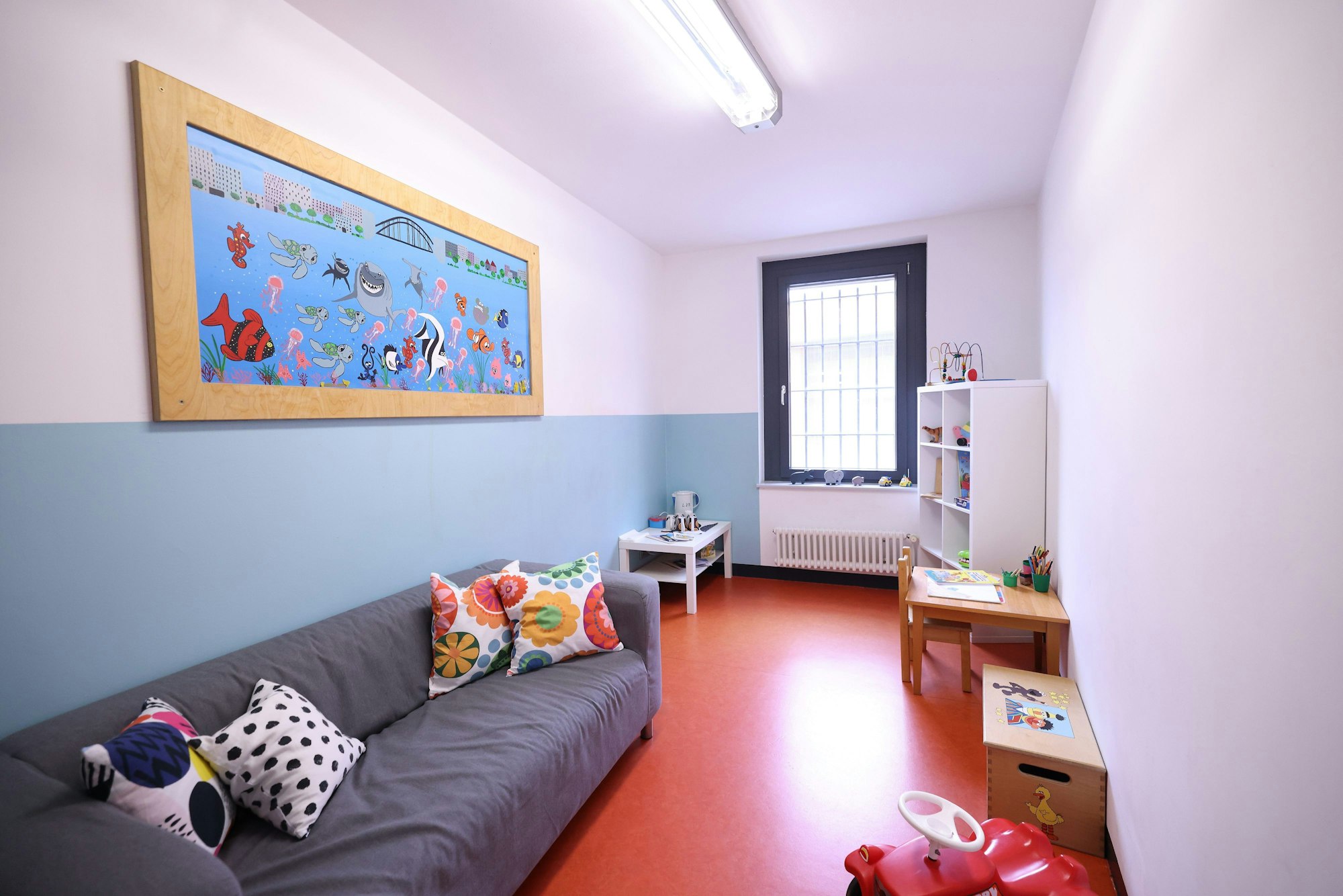 Die Vollzugsanstalten Willich I und II sind zwei von sechs Schwerpunktanstalten für familiensensible Vollzugsgestaltung in NRW. In Deutschland sind laut Ministerium rund 100 000 Kinder von der Inhaftierung eines Elternteils betroffen.