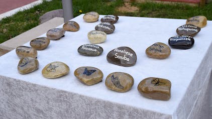 Kleine Gedenksteine mit den Namen der&nbsp; verstorbenen Säuglinge in der Alfterer "Ausländerkinder-Pflegestaette"