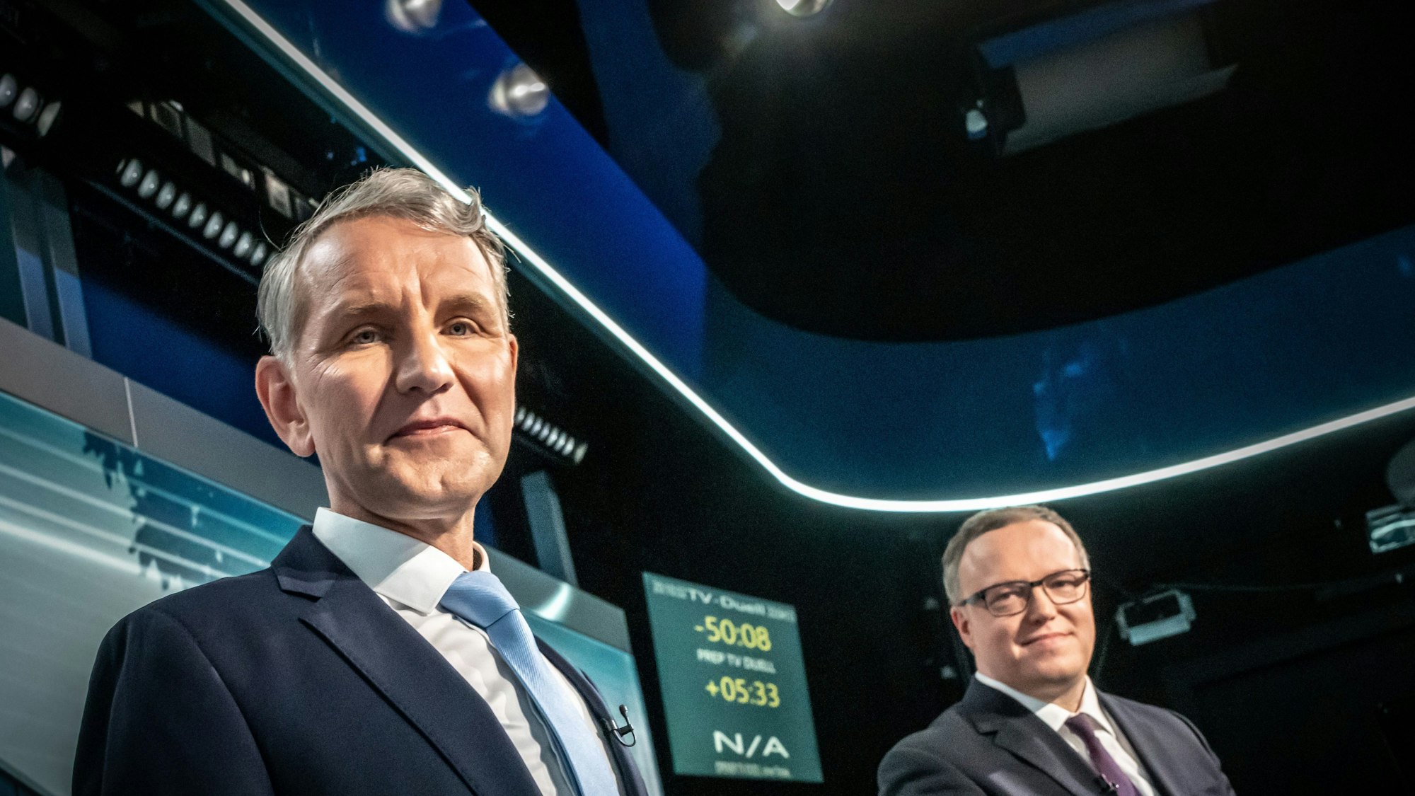 Björn Höcke (AfD, l) und Mario Voigt (CDU, r), Spitzenkandidaten für die Landtagswahl in Thüringen beim TV-Duell bei Welt TV