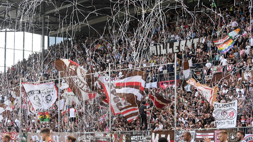 Die Fans von St. Pauli feiern ihre Mannschaft am Millerntor.