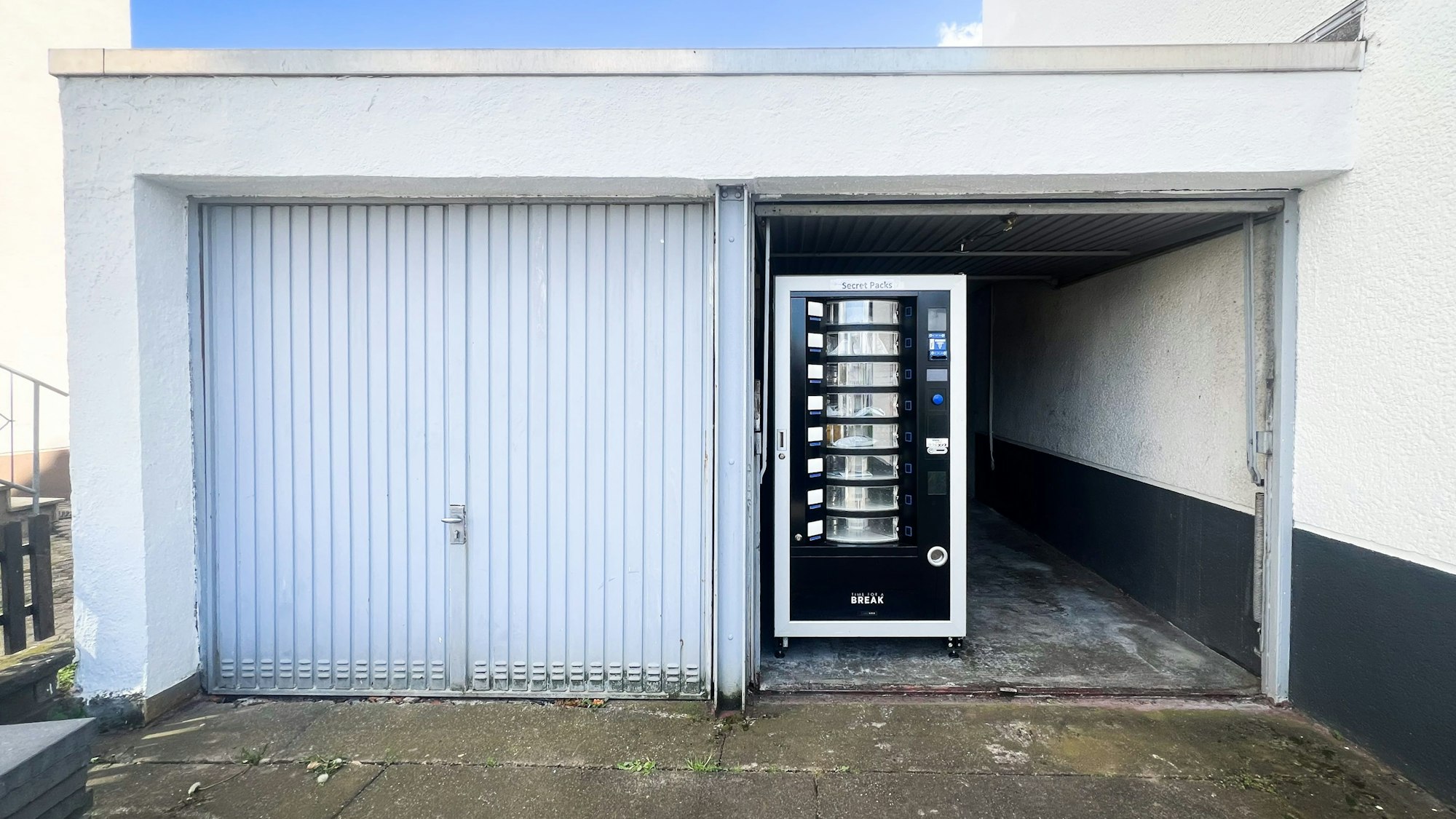 Der „Secret Packs“-Automat auf der Volkhovener Straße in Heimersdorf.