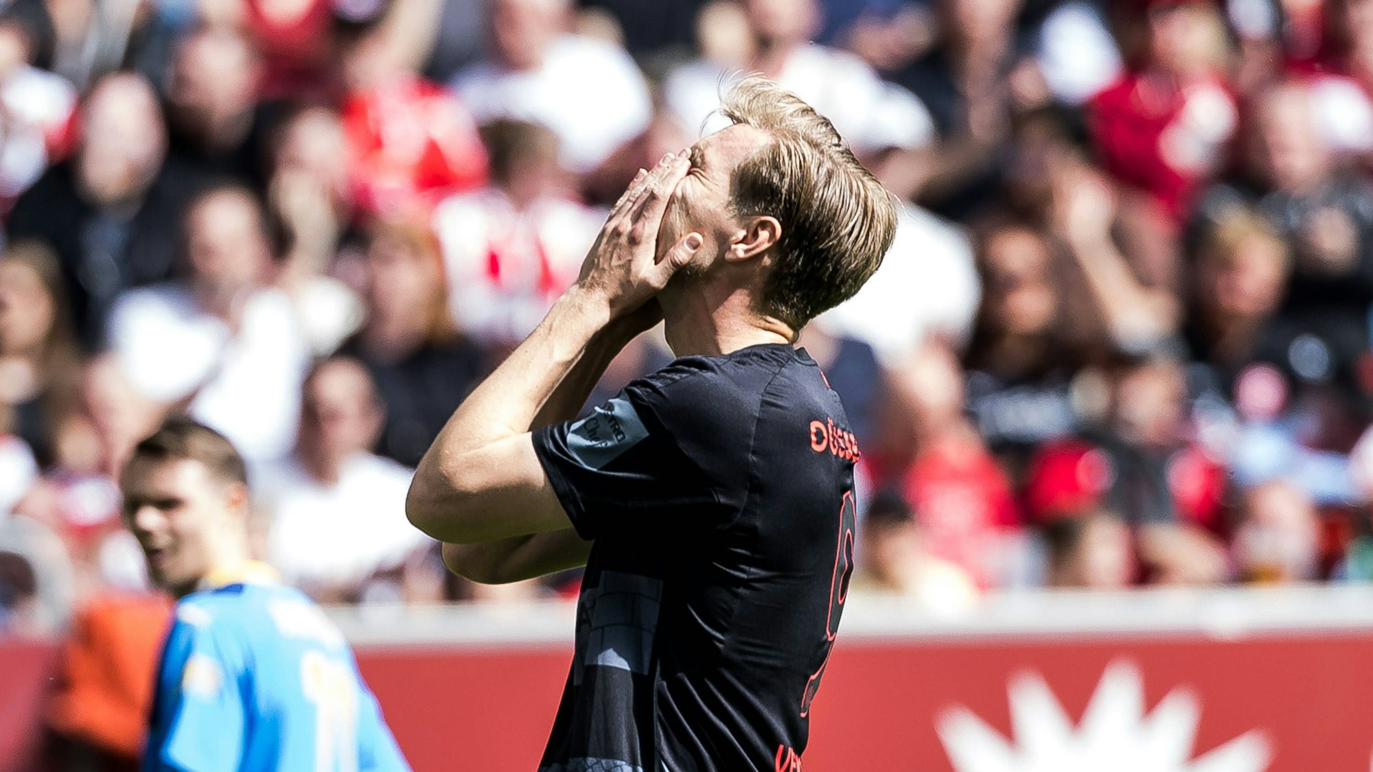 Fortuna Düsseldorfs Stürmer Vincent Vermeij ärgert sich über eine vergebene Chance im Spiel gegen Eintracht Braunschweig.
