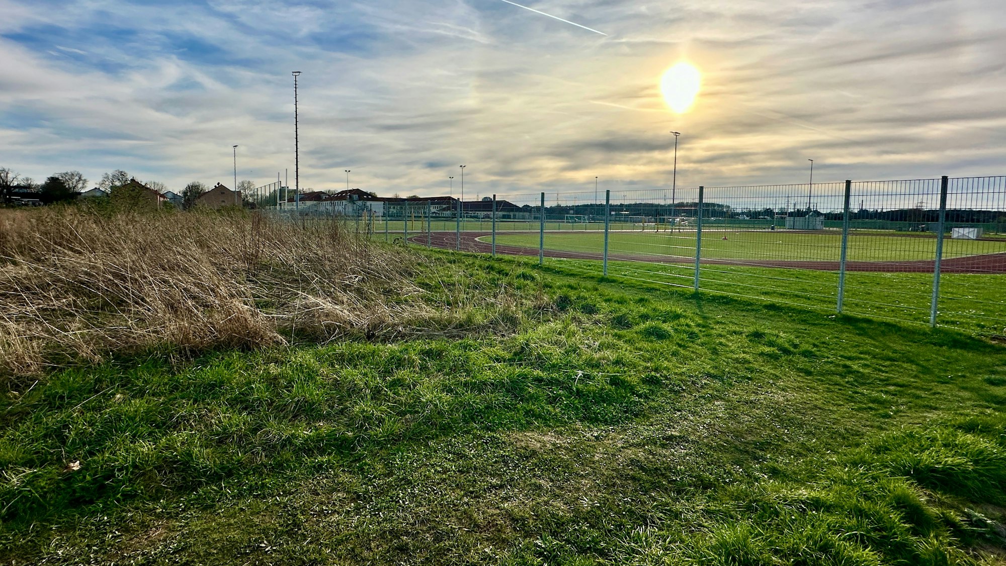 Im Neubaugebiet Rondorf Nordwest wird derzeit ein Investor gesucht, der eine Grundschule errichten will. Im Plan ist das Gebiet neben dem Sportplatz der St. George School eingezeichnet.