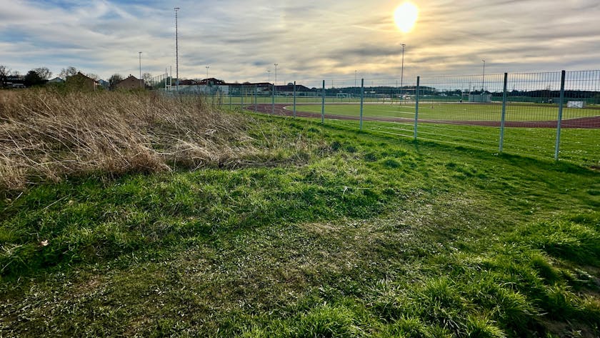 Im Neubaugebiet Rondorf Nordwest wird derzeit ein Investor gesucht, der eine Grundschule errichten will. Im Plan ist das Gebiet neben dem Sportplatz der St. George School eingezeichnet.