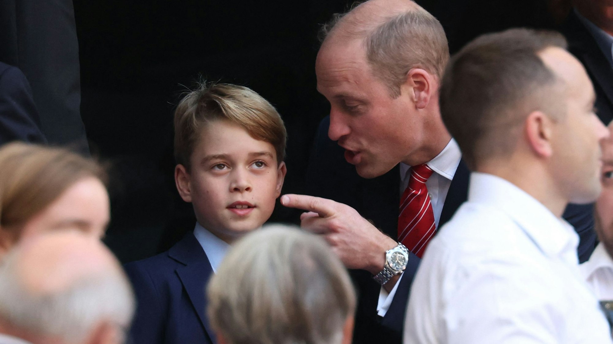 Prinz George und Prinz William bei einem Rugby-Spiel im Oktober 2023.